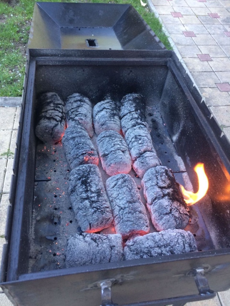 Инструкция по розжигу брикетов из виноградной лозы - стабильный жар для готовки мяса